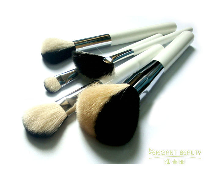 化妝刷的毛質(zhì)有哪些種類？各有什么優(yōu)缺點？