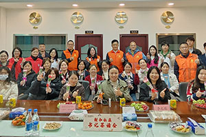 福城街道新和社區(qū)蒞臨雅香麗化妝用品（深圳）有限公司開(kāi)展“巾幗綻放.婦女權(quán)益保護(hù)法介紹”書(shū)記茶話會(huì)。